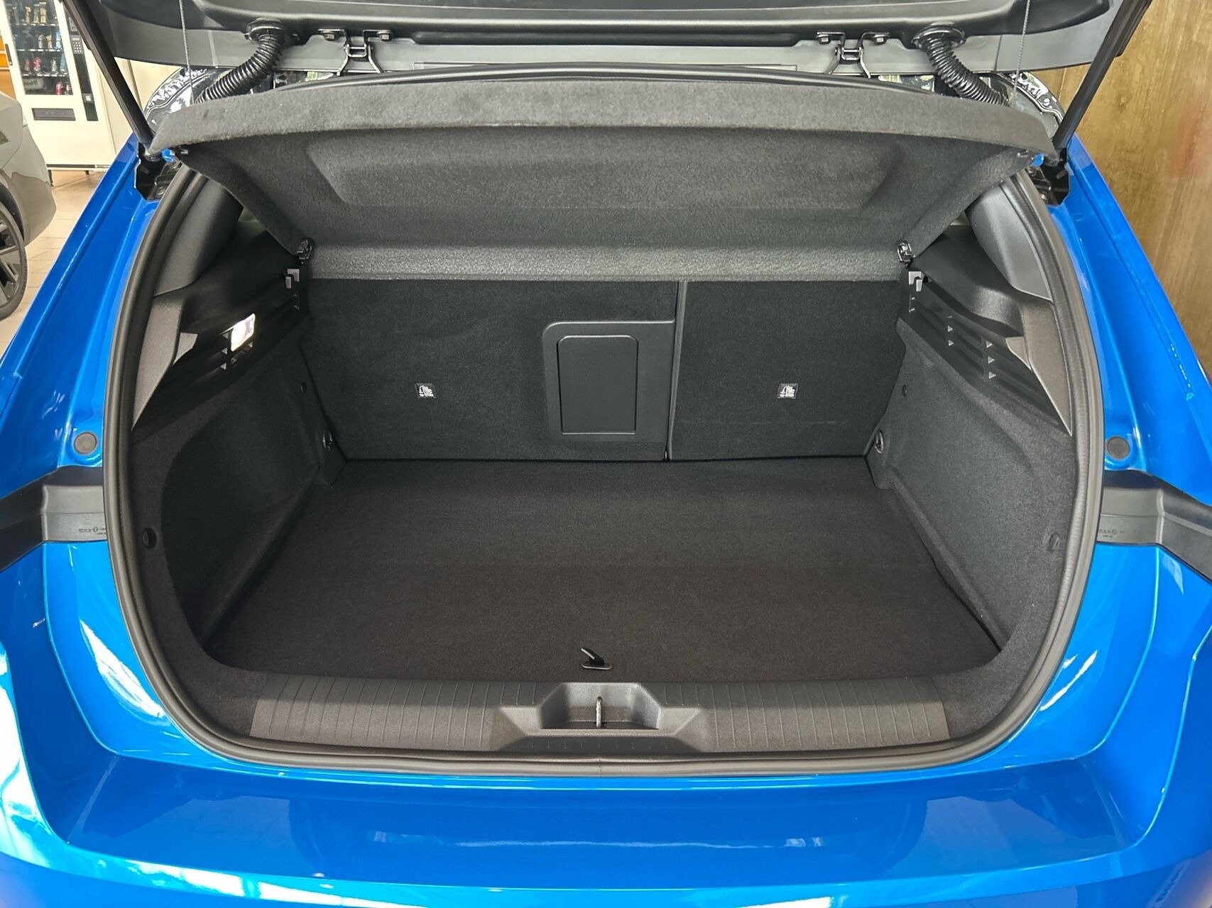 Blå Opel Astra-e fra 2025