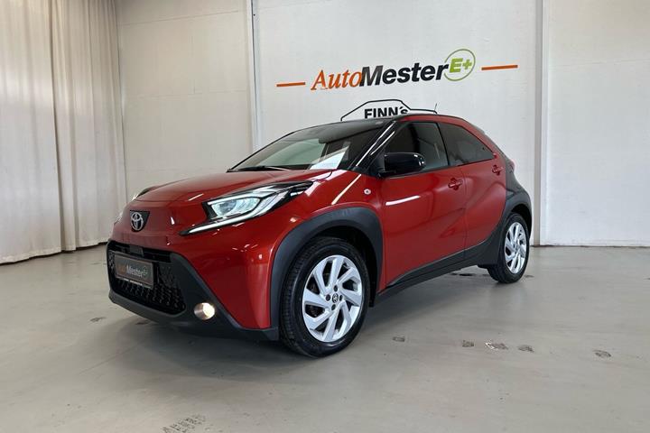 Rød Toyota Aygo X fra 2022 set udefra