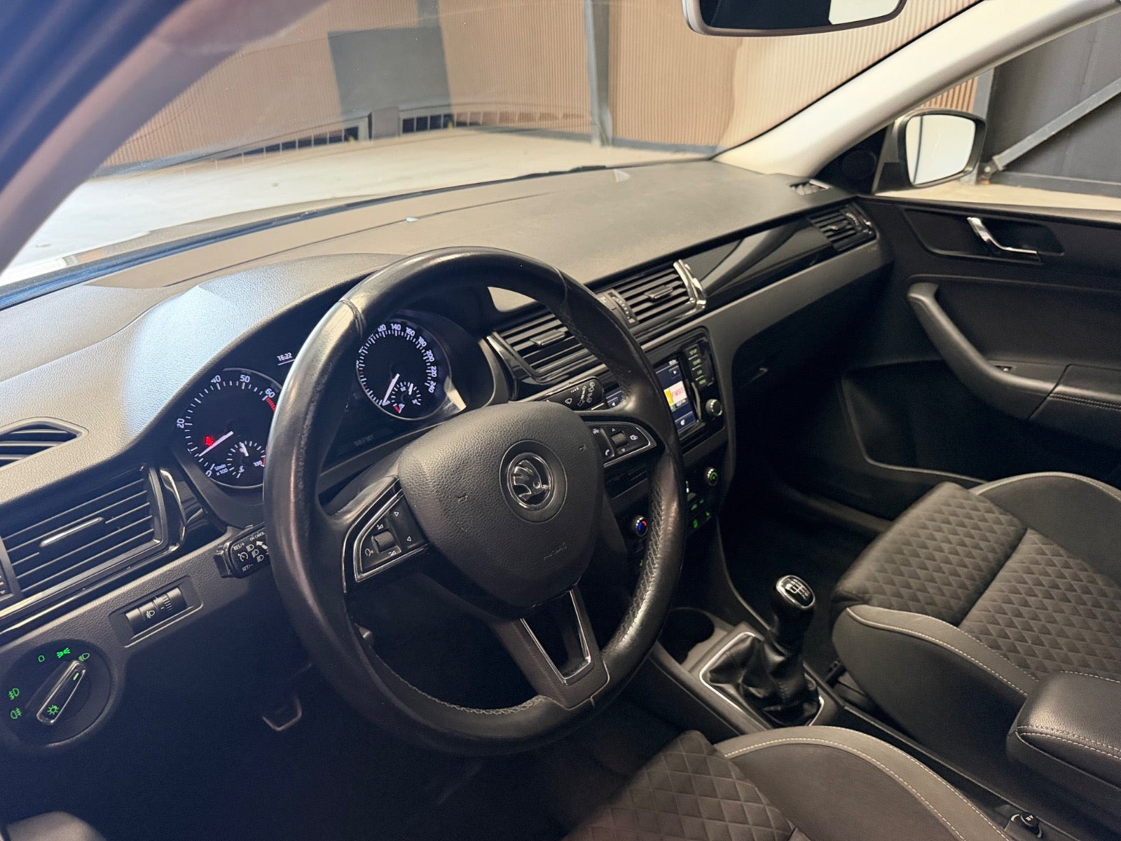 Beige Skoda Rapid fra 2017