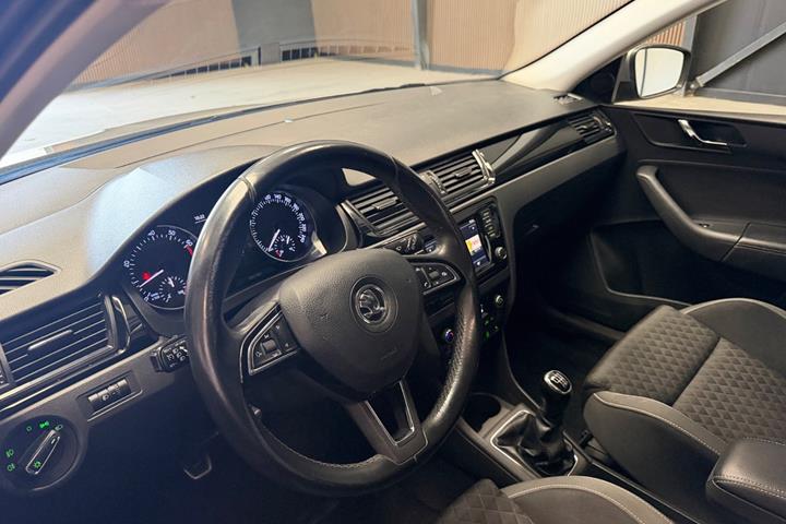 Beige Skoda Rapid fra 2017