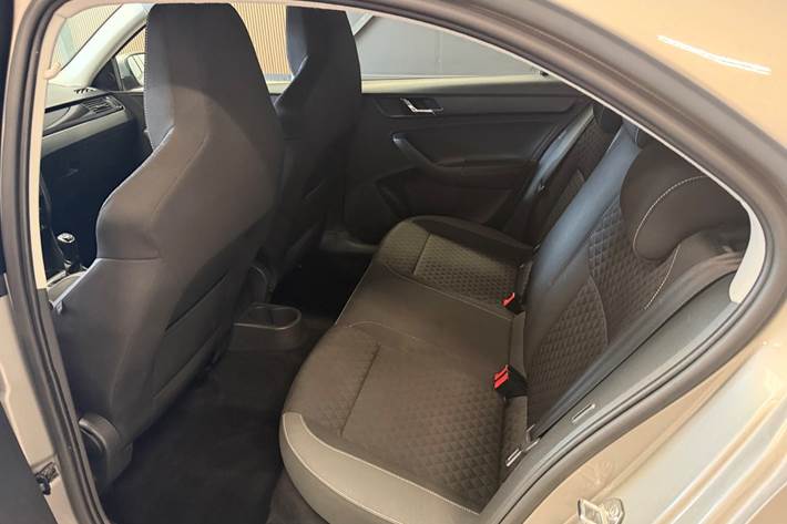 Beige Skoda Rapid fra 2017