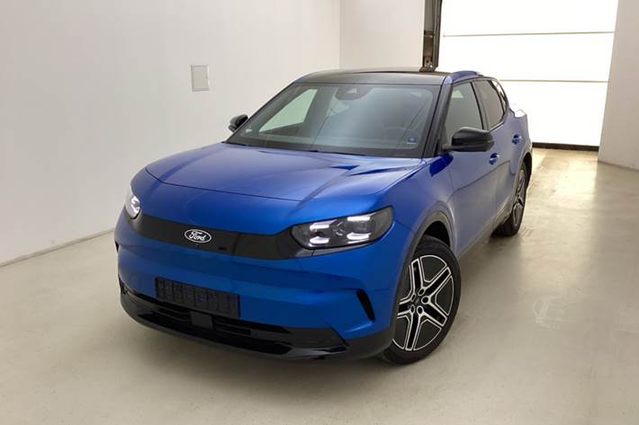 Blå Ford Capri fra 2025