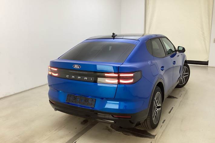 Blå Ford Capri fra 2025