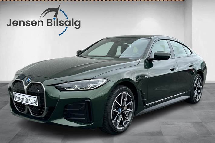 Grøn BMW i4 fra 2023 set udefra