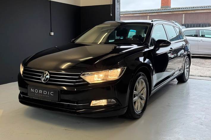 Gul VW Passat fra 2016 set udefra