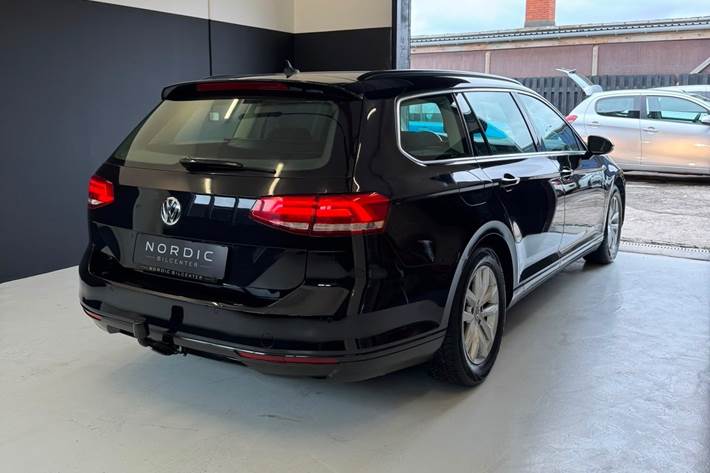 Gul VW Passat fra 2016