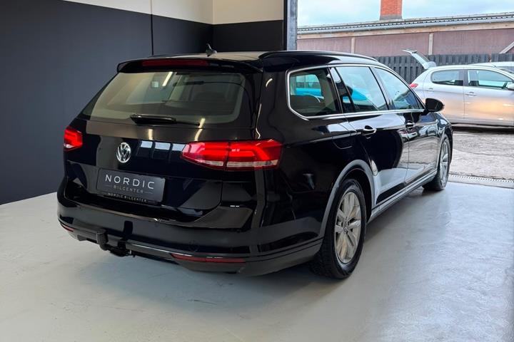 Gul VW Passat fra 2016