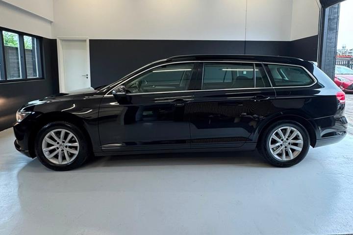Gul VW Passat fra 2016
