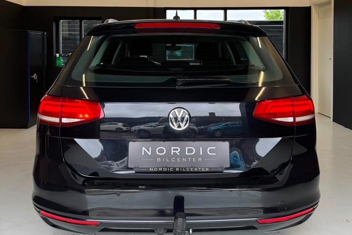 Gul VW Passat fra 2016