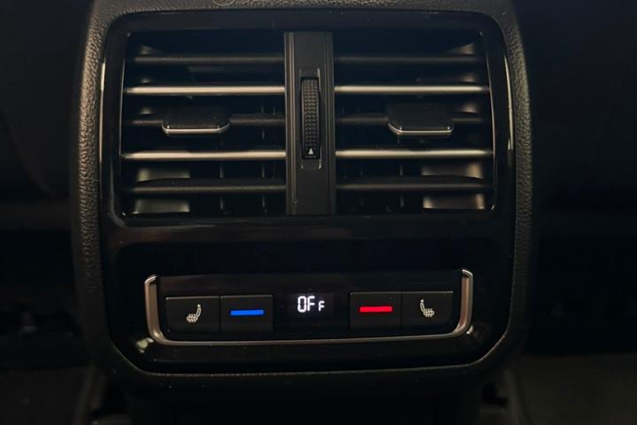 Gul VW Passat fra 2016