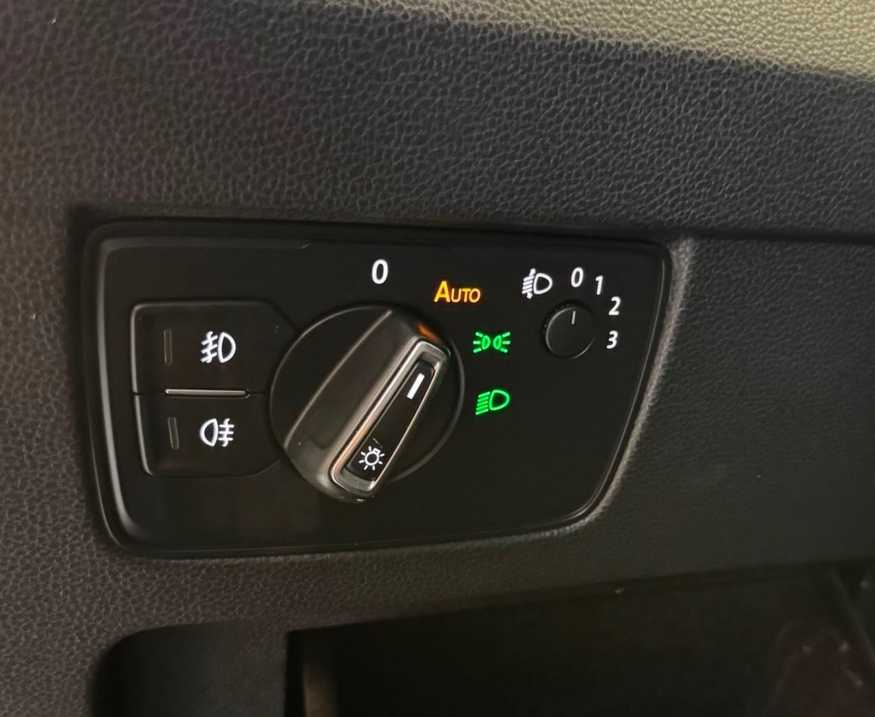 Gul VW Passat fra 2016