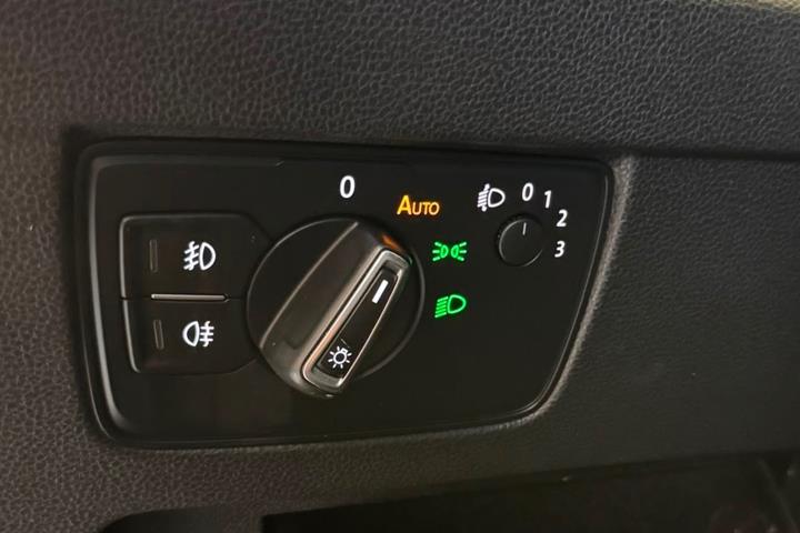 Gul VW Passat fra 2016