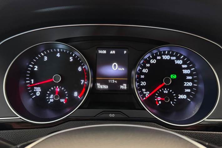Gul VW Passat fra 2016