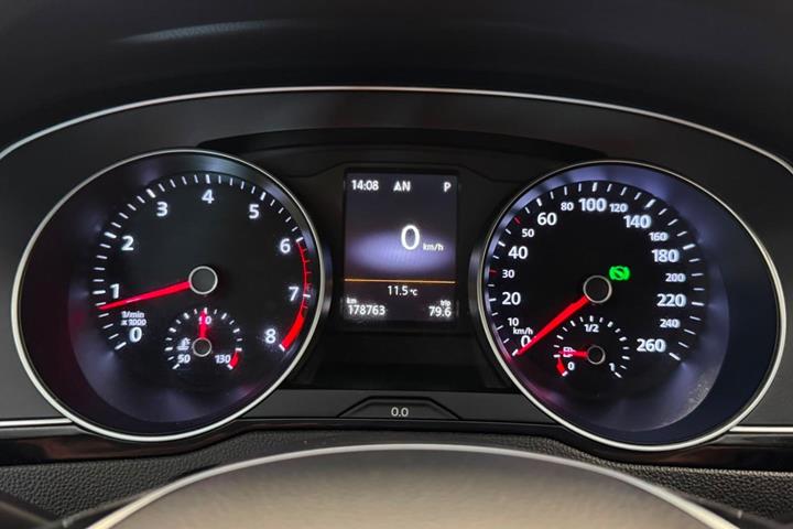 Gul VW Passat fra 2016