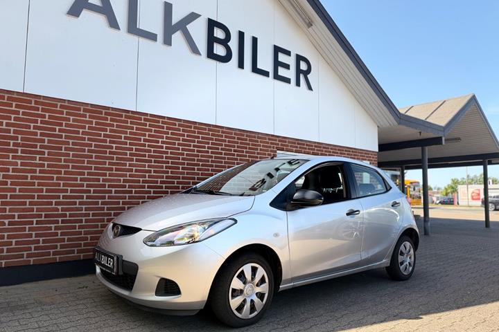 Sølv Mazda 2 fra 2009 set udefra