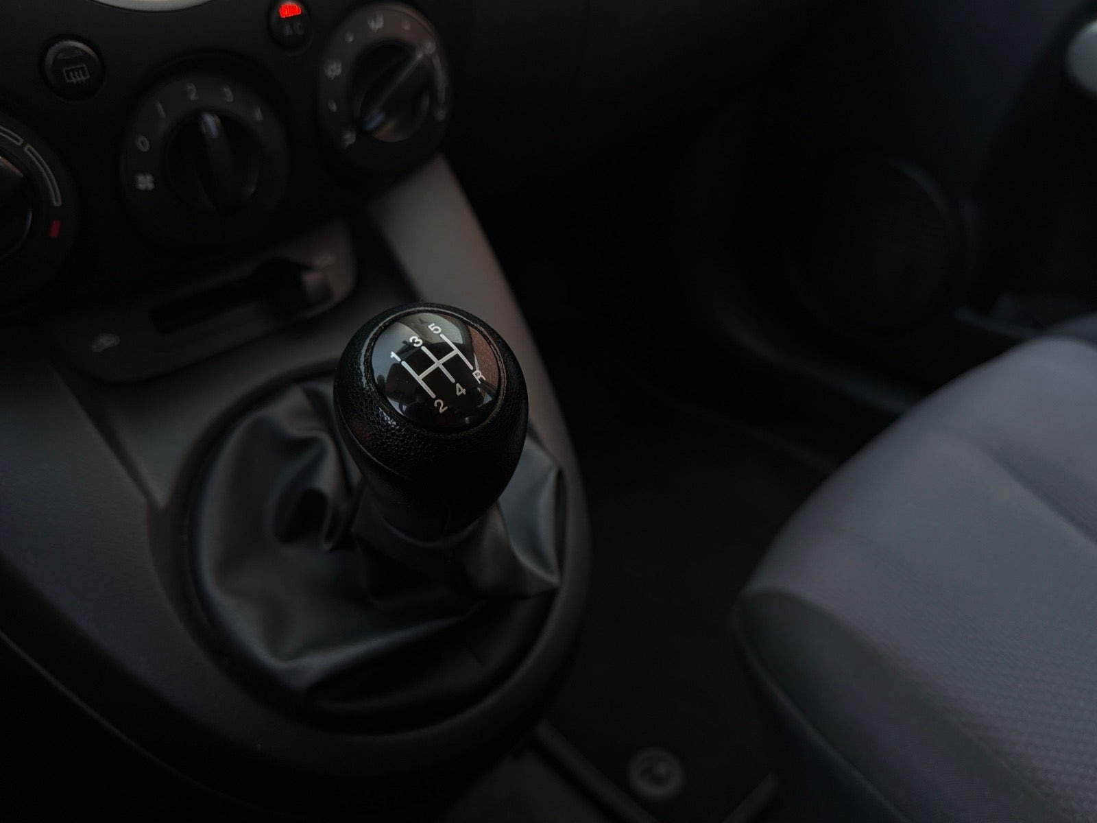 Sølv Mazda 2 fra 2009