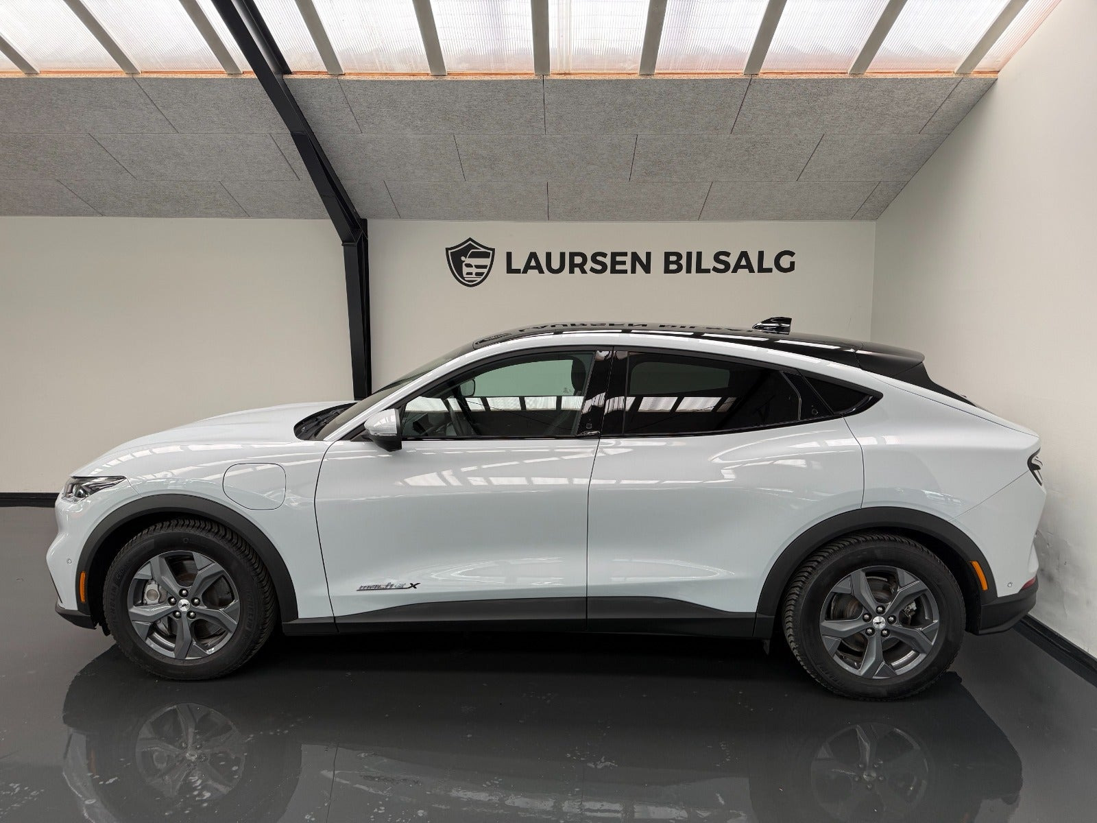 Hvid Ford Mustang Mach-E fra 2021