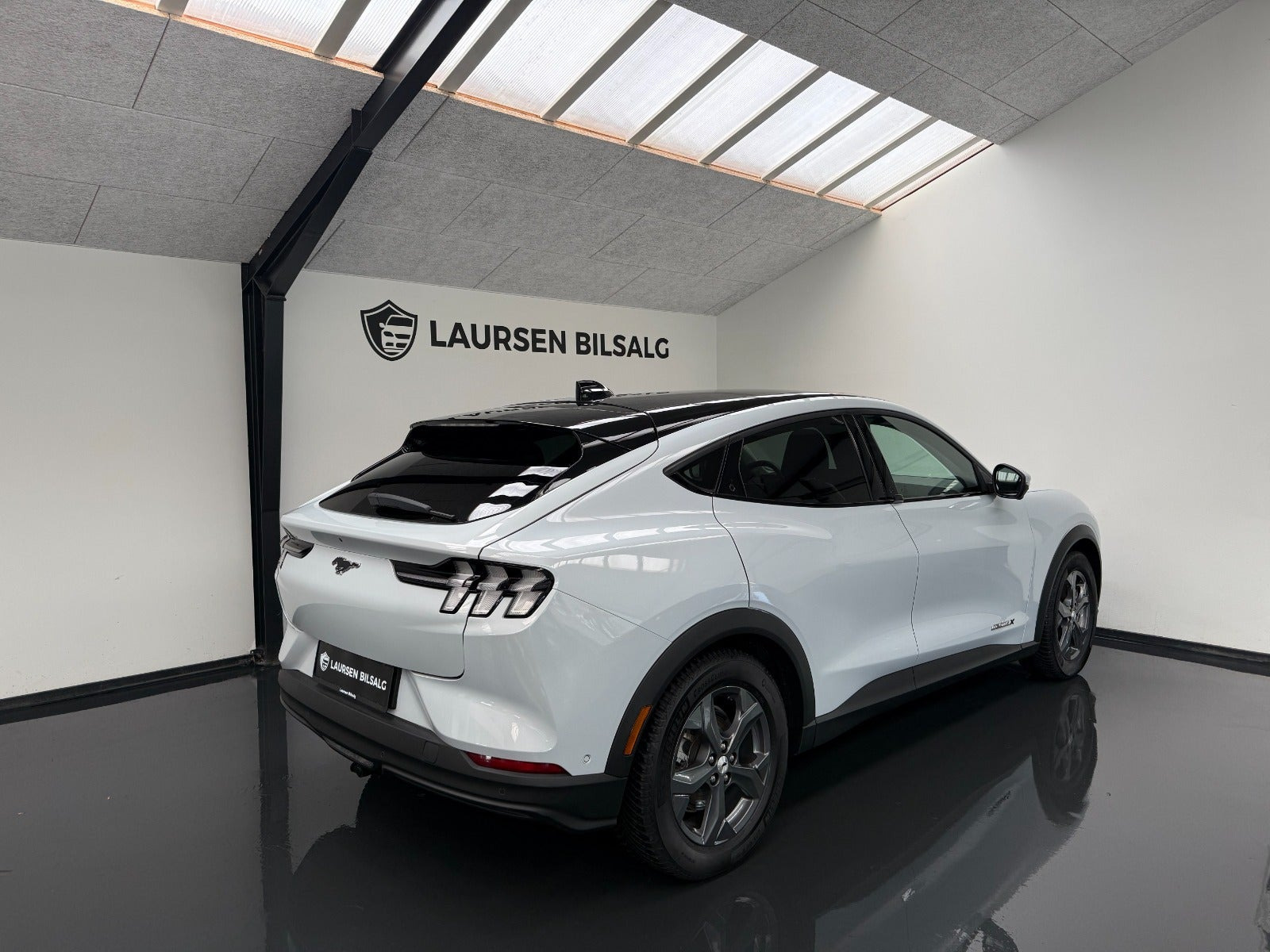 Hvid Ford Mustang Mach-E fra 2021