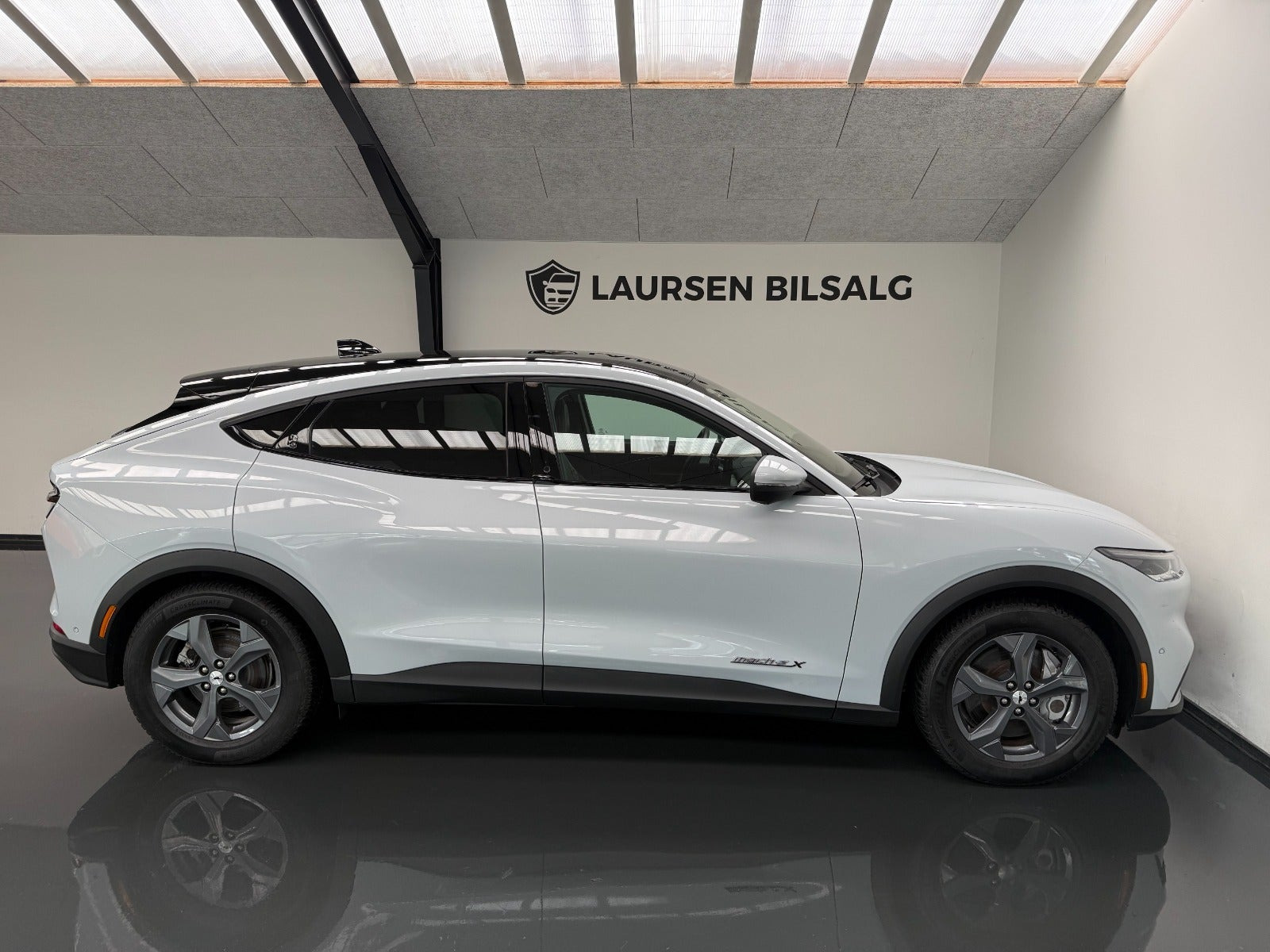 Hvid Ford Mustang Mach-E fra 2021