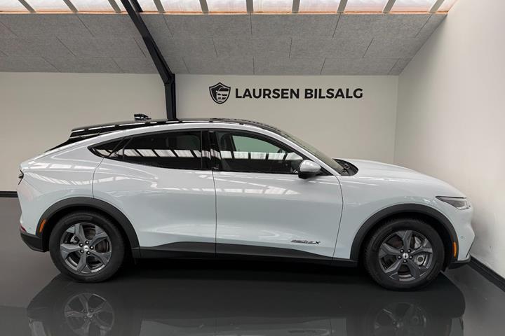Hvid Ford Mustang Mach-E fra 2021