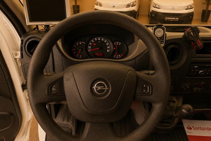 Hvid Opel Movano fra 2015