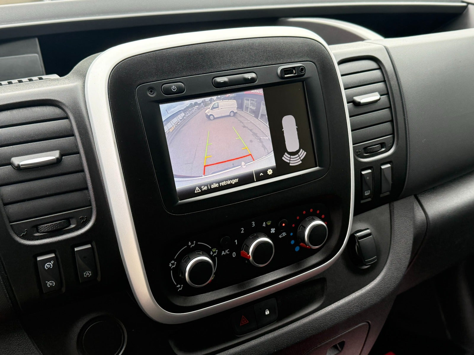 Hvid Renault Trafic T29 fra 2020