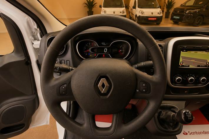 Hvid Renault Trafic T29 fra 2020