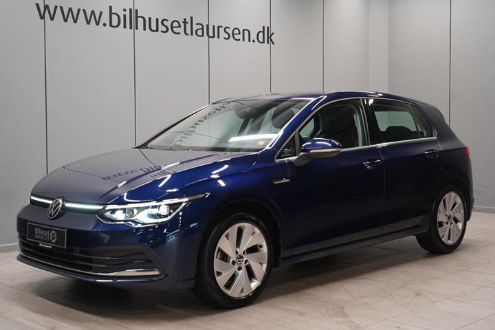 Blå VW Golf VIII fra 2022 set udefra