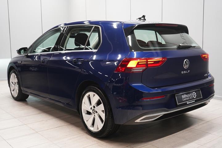 Blå VW Golf VIII fra 2022
