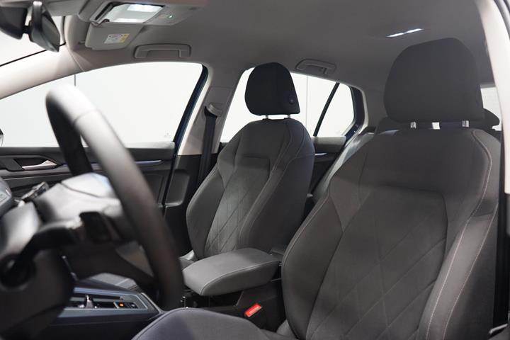 Blå VW Golf VIII fra 2022