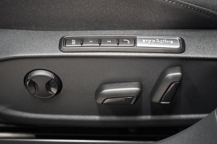 Blå VW Golf VIII fra 2022
