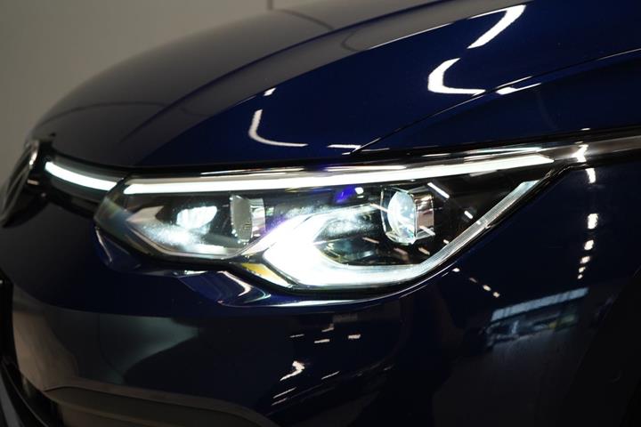Blå VW Golf VIII fra 2022