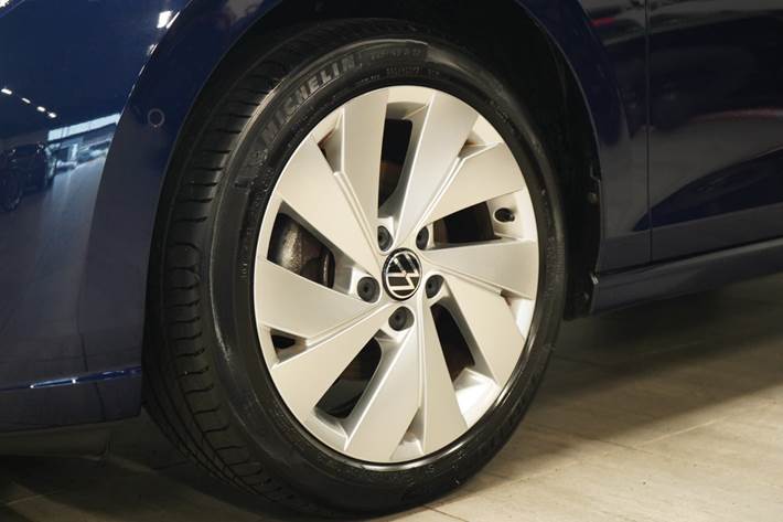Blå VW Golf VIII fra 2022