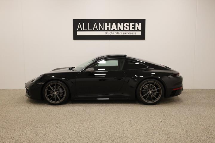 Sort Porsche 911 Carrera T fra 2023 set udefra