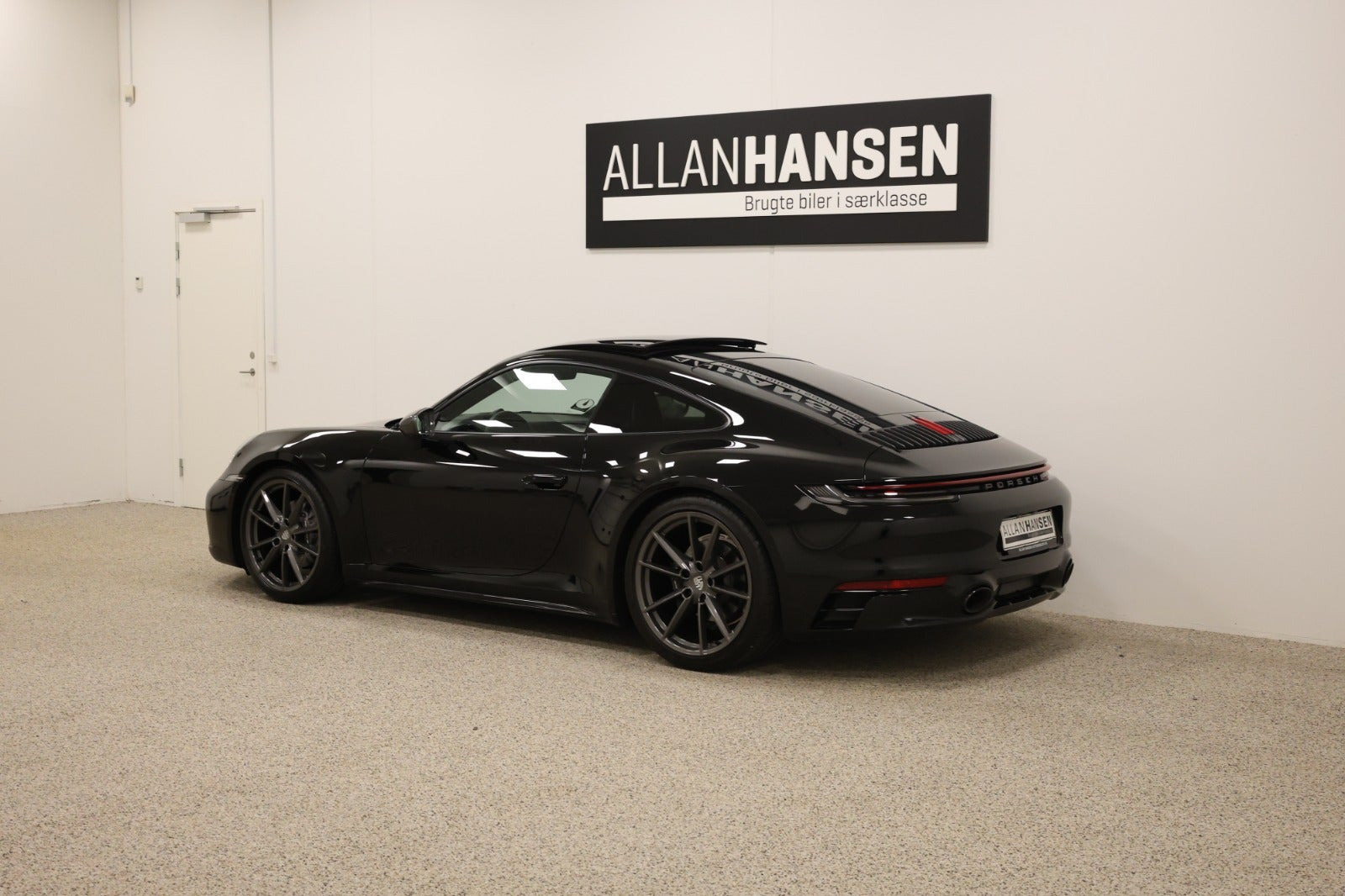 Sort Porsche 911 Carrera T fra 2023 set udefra