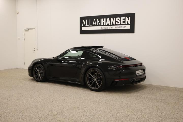 Sort Porsche 911 Carrera T fra 2023 set udefra