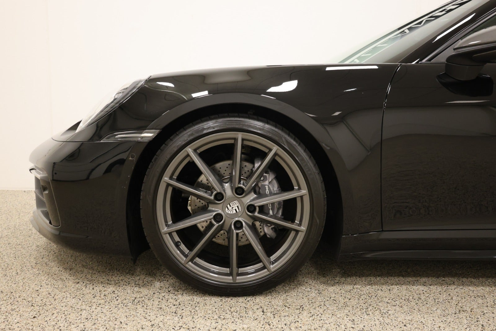 Sort Porsche 911 Carrera T fra 2023 set udefra