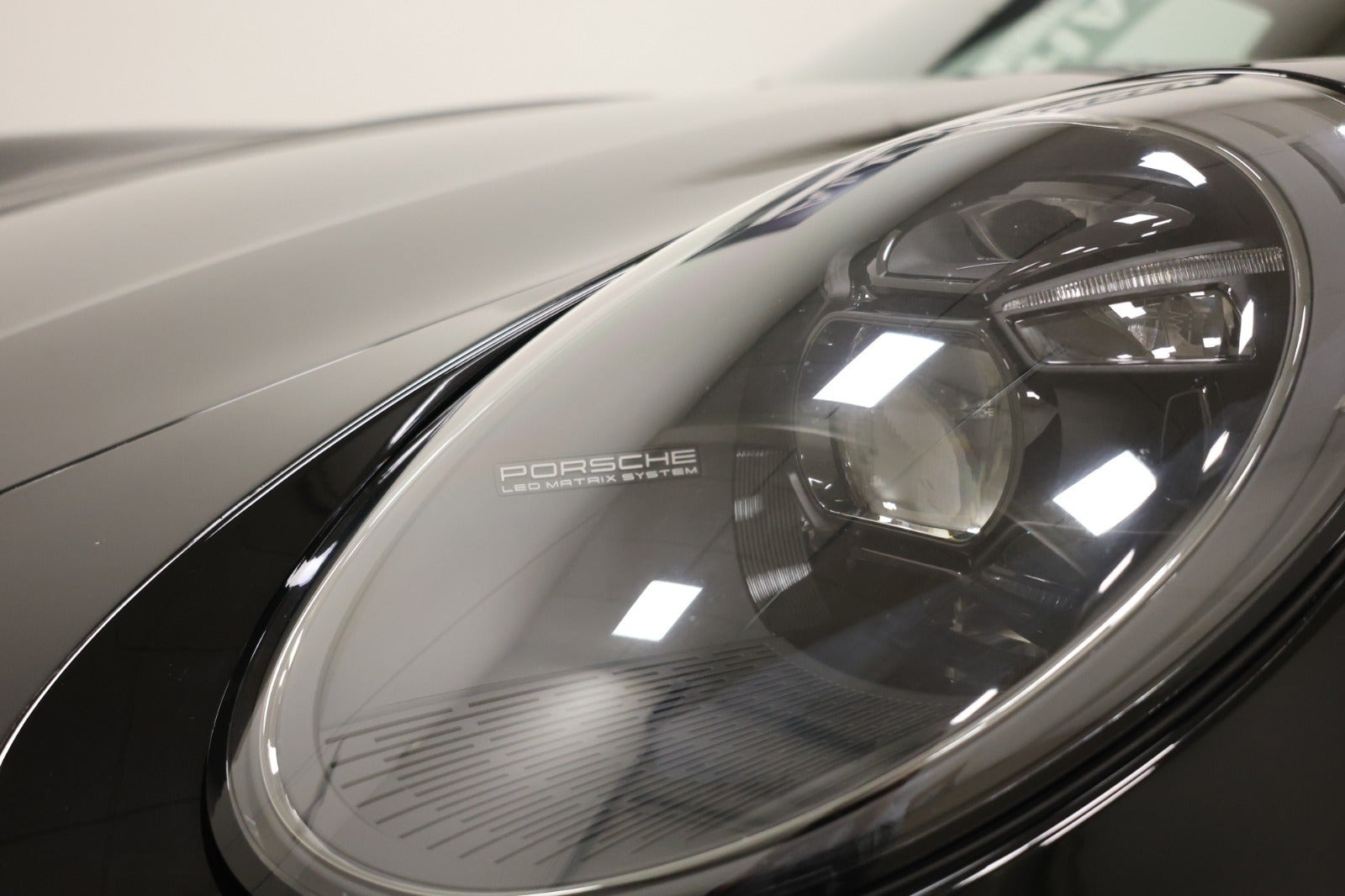 Sort Porsche 911 Carrera T fra 2023 set udefra