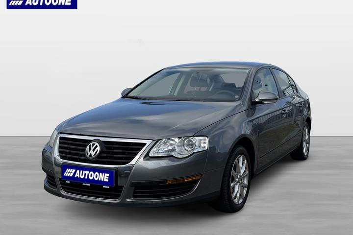 Grå VW Passat fra 2007 set udefra