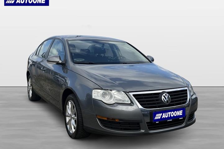 Grå VW Passat fra 2007
