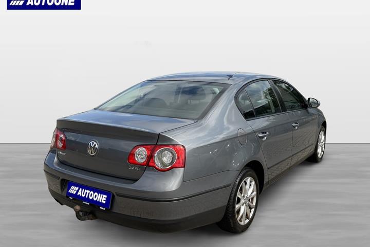 Grå VW Passat fra 2007