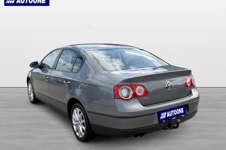 Grå VW Passat fra 2007