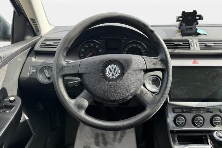 Grå VW Passat fra 2007