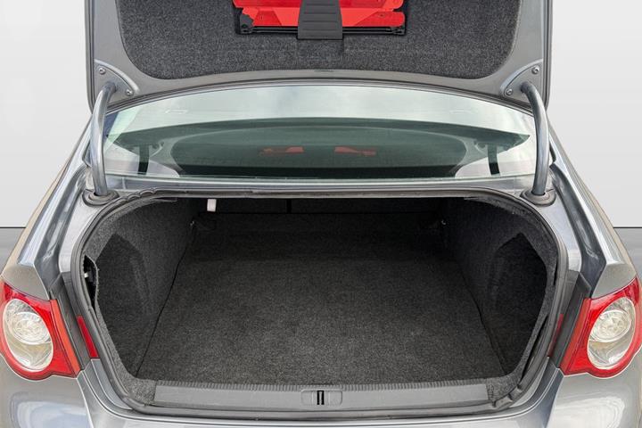 Grå VW Passat fra 2007