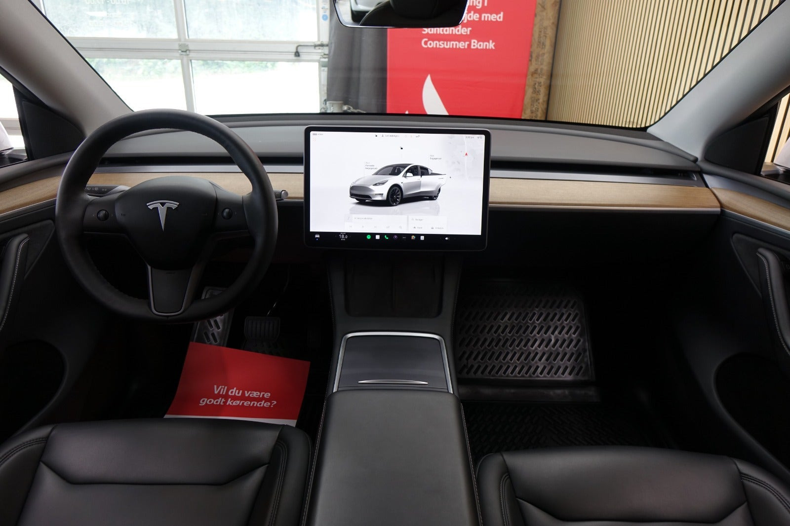 Hvid Tesla Model Y fra 2023