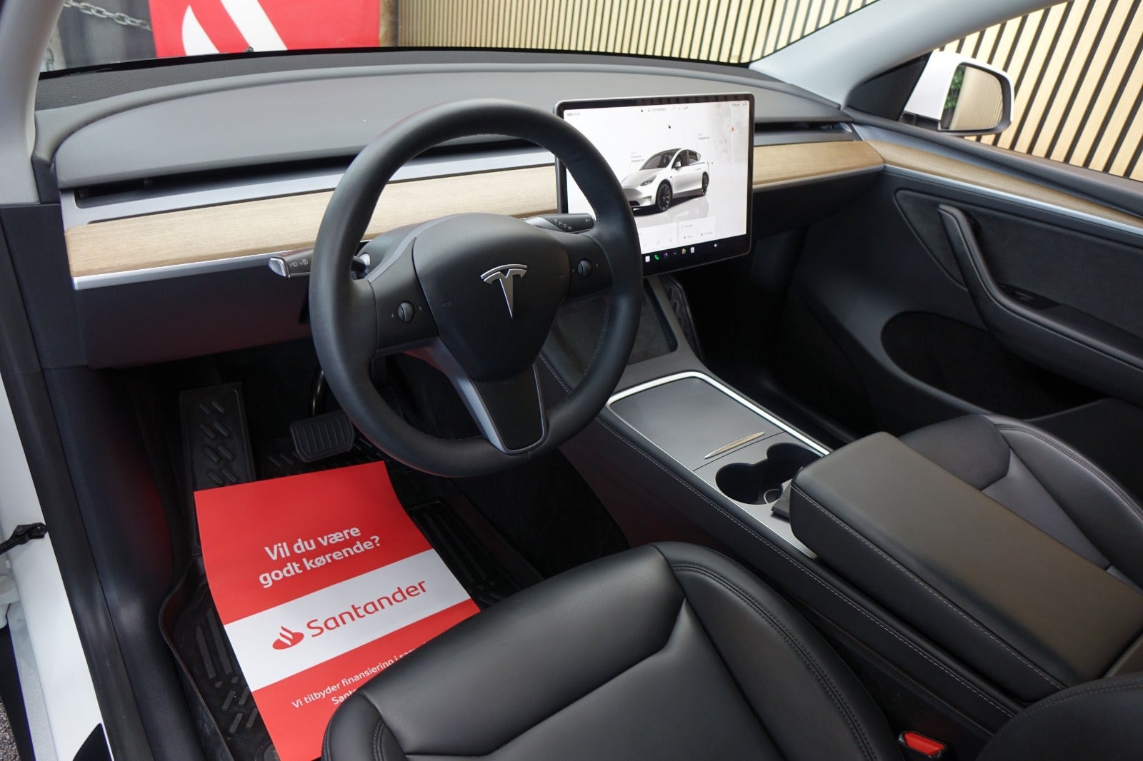 Hvid Tesla Model Y fra 2023