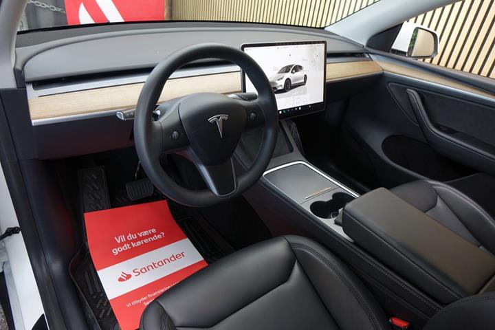 Hvid Tesla Model Y fra 2023