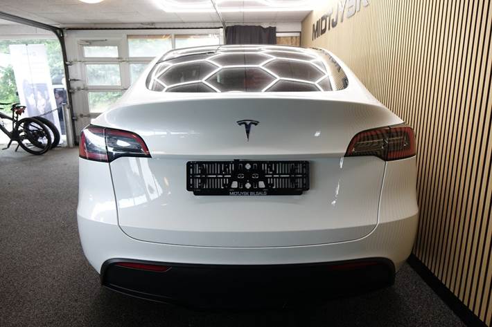 Hvid Tesla Model Y fra 2023