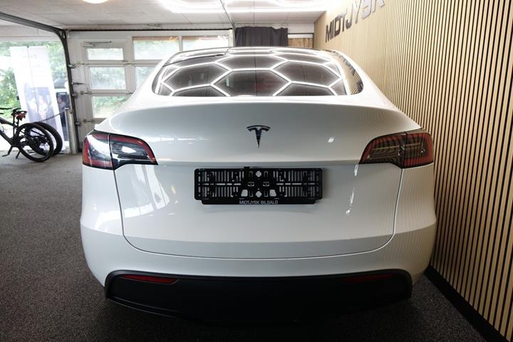 Hvid Tesla Model Y fra 2023