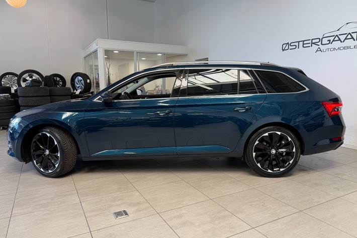 Blå Skoda Superb fra 2020